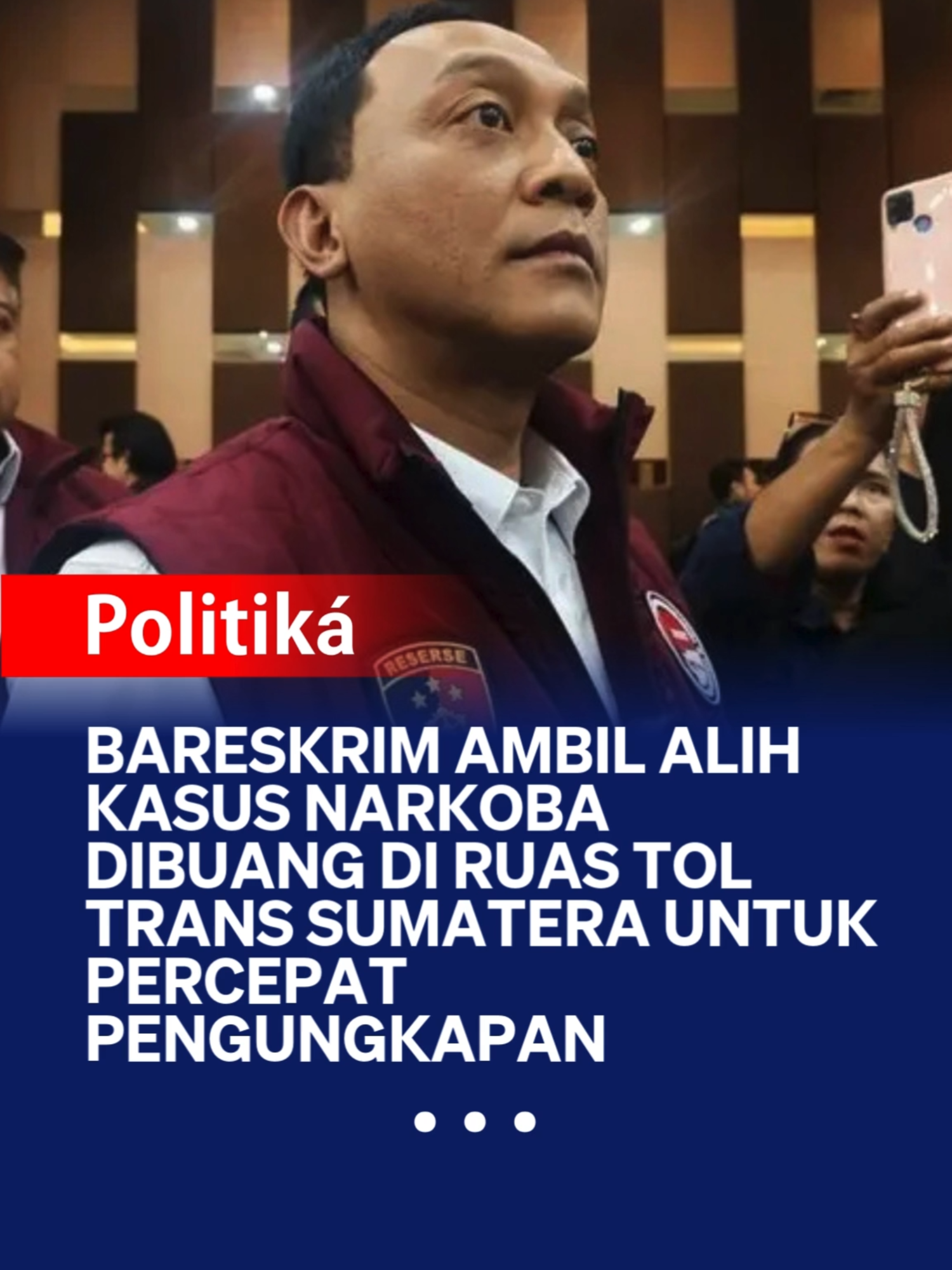 Direktorat Tindak Pidana Narkoba Bareskrim Polri resmi mengambil alih penanganan kasus narkoba yang ditemukan dibuang di ruas Jalan Tol Trans Sumatera pada Kamis, 20 November 2025. Pengambilalihan kasus ini dilakukan sejak Jumat, 21 November 2025, untuk mempercepat proses pengungkapan kasus. Barang bukti narkoba dalam bentuk 34 kantong yang ditemukan di sekitar lokasi kecelakaan mobil hitam tanpa pengemudi itu kini telah dibawa ke Bareskrim Polri. Kasus ini berawal saat petugas patroli jalan tol menemukan sebuah mobil yang mengalami kecelakaan di KM 136 Tol Trans Sumatera. Mobil tersebut tidak ditemukan pengemudi atau penumpang di lokasi. Saat penyisiran, petugas menemukan tas berisi narkoba sebanyak 34 kantong yang diduga kuat menjadi milik kendaraan tersebut. Polda Lampung masih melakukan pendalaman dan pengejaran terhadap pemilik kendaraan tersebut. Langkah pengambilalihan kasus oleh Bareskrim ini diharapkan dapat mempercepat proses penyelidikan dan penindakan terkait jaringan narkoba yang menggunakan modus membuang barang bukti di jalan tol tersebut, sehingga aparat bisa segera mengungkap siapa pelakunya serta jaringan di balik kasus in