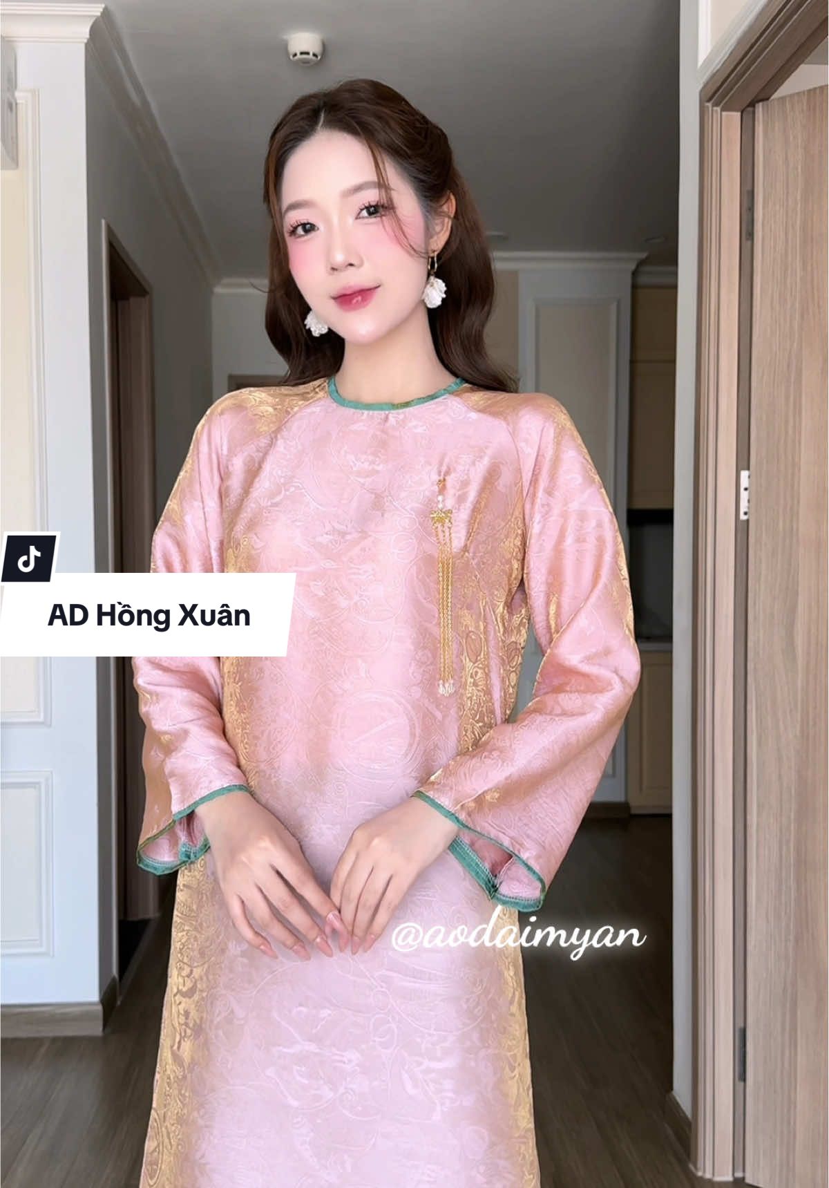 “Cầu đầu xuân năm mới có duyên tương phùng, Cầu tơ duyên dưa lối có anh đi cùng…” #aodaimyan #videoxuhuong #aodaitet #viral #aodaicachtan 