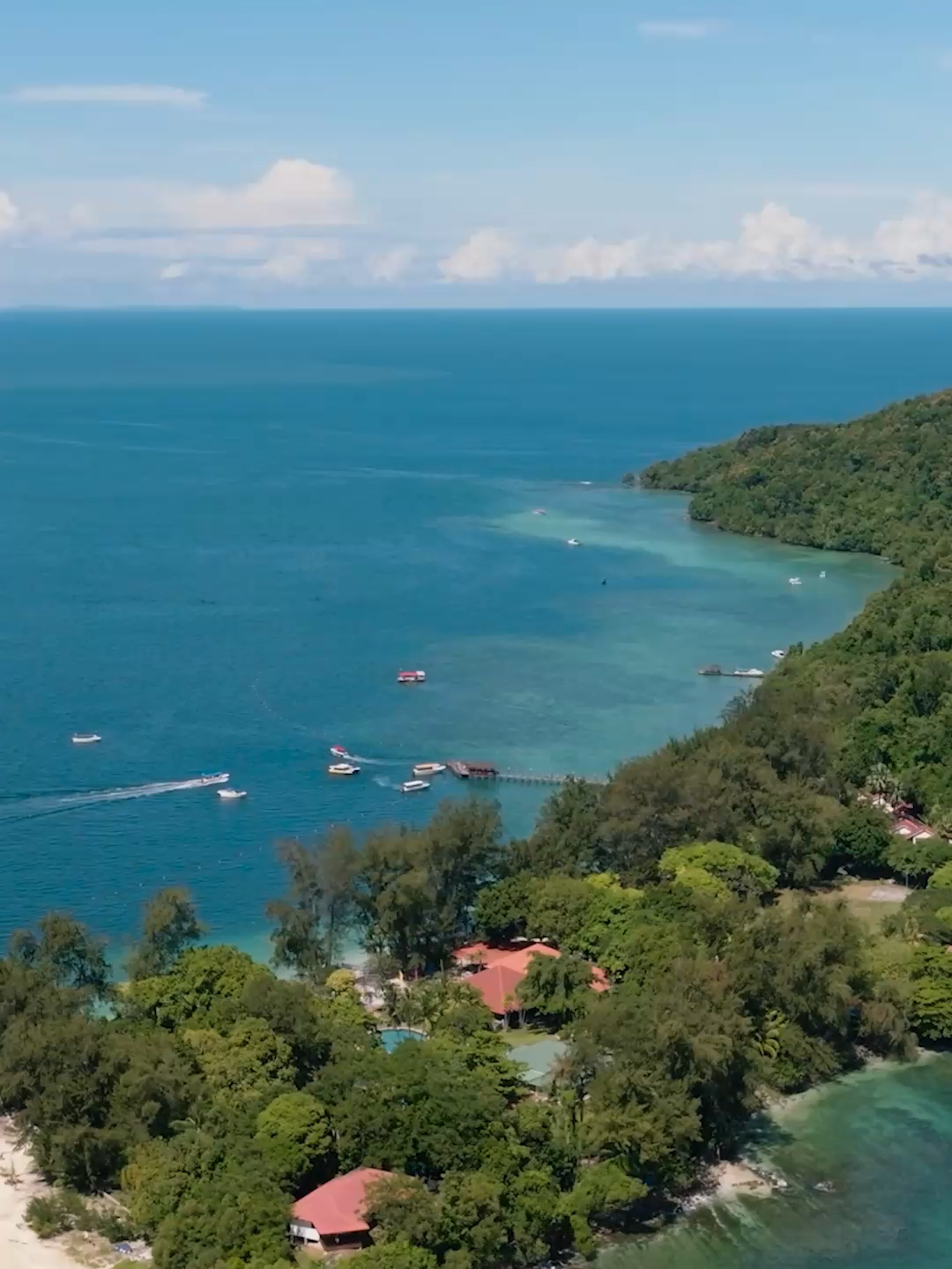 Sabah Serius Bangunkan Ekonomi Biru, Sasar Lonjak Pertumbuhan & Peluang Pekerjaan Sabah kini melangkah ke fasa baharu pembangunan berasaskan sumber laut melalui inisiatif Ekonomi Biru, yang dijangka menjadi pemangkin utama pertumbuhan ekonomi negeri serta membuka lebih banyak peluang pekerjaan kepada rakyat. Inisiatif ini merangkumi pembangunan taman marin, pelabuhan tuna, penternakan rumpai laut, serta teknologi tenaga baharu seperti Penukaran Tenaga Haba Lautan (OTEC), bidang yang mampu mengubah landskap ekonomi Sabah dan menjadikannya peneraju nasional dalam sektor berpotensi tinggi ini. Pelabuhan Tuna Sabah: Projek Perintis Bernilai Besar Ketua Menteri Datuk Seri Hajiji Noor mendedahkan bahawa projek pelabuhan tuna di Kota Kinabalu kini menjadi pemula kepada rangkaian pembangunan Ekonomi Biru. Melalui kerjasama dengan sebuah syarikat tersenarai awam, kerajaan negeri memegang 30% ekuiti tanpa mengeluarkan dana, menjadikannya pelaburan strategik berimpak tinggi bernilai RM360 juta. Pelabuhan yang diiktiraf Kesatuan Eropah ini berpotensi menjana RM1.8 bilion setahun, sekaligus memperkukuh kedudukan Sabah dalam industri hasil laut global. OTEC & Rumpai Laut: Dua Sumber Baharu Masa Depan Selain sektor perikanan, Sabah turut meneroka tenaga boleh baharu melalui teknologi OTEC, yang diharap menyumbang kepada kesejahteraan rakyat dan kestabilan tenaga negeri. Sabah juga menjadi lokasi terbaik untuk industri rumpai laut, dengan 90% kawasan sesuai untuk penanaman berada di negeri ini, menjadikannya aset besar kepada ekonomi tempatan. Karbon Biru: Manfaat Hutan Bakau Terbesar Malaysia Sabah turut memanfaatkan kelebihan mempunyai hutan bakau terbesar di Malaysia untuk melaksanakan dagangan karbon melalui inisiatif Karbon Biru, sekaligus menyokong pemuliharaan alam sekitar serta Matlamat Pembangunan Mampan (SDG). Sokongan Pembiayaan & Pembabitan Masyarakat Hajiji memaklumkan bahawa Sabah telah menerima fasiliti pinjaman daripada institusi kewangan untuk membantu pelabur merealisasikan projek Ekonomi Biru. Setiap pembangunan akan mematuhi garis panduan SDG, dan penglibatan komuniti setempat turut diberi keutamaan agar manfaatnya dapat dirasai secara menyeluruh. Sabah Bakal Jadi Peneraju Nasional Ekonomi Biru Dengan 14 komponen utama termasuk tenaga lautan, pelancongan, bioteknologi marin dan pengangkutan maritim, Ekonomi Biru dijangka melonjakkan pengeluaran marin Sabah sehingga 491,000 tan bernilai RM3.25 bilion setahun. Hajiji optimis: “Saya yakin Ekonomi Biru akan melonjakkan ekonomi Sabah.” #MalaysiaMADANI #RancakkanMADANI #SabahMajuJaya #EkonomiBiru #OTEC #SDG #PelabuhanTunaSabah #RumpaiLautSabah #KarbonBiru #TenagaLaut #PertumbuhanEkonomi #PembangunanSabah #BlueEconomy #SustainableDevelopment #fypシ゚viral