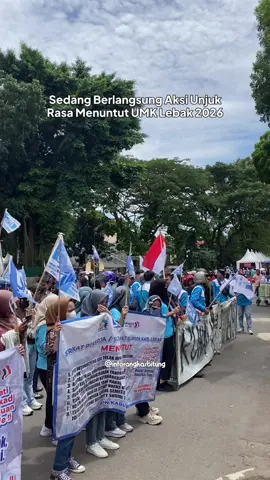 Sedang berlangsung aksi unjuk rasa buruh di depan kantor Bupati Lebak menuntut UMK 2026 naik dan sejumlah tuntutan lainnya, Senin (24/11/2025). #inforangkasbitung 
