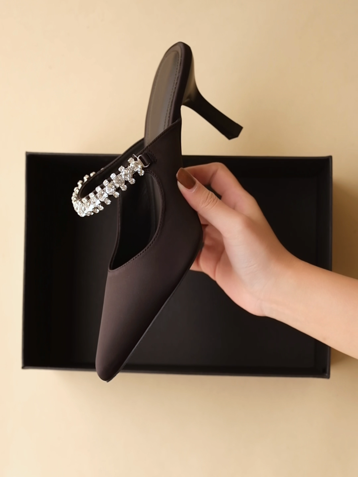 Diana Pointy Mules là mẫu giày cao gót hiện đại, mang vẻ đẹp thanh lịch và nữ tính, dễ dàng trở thành điểm nhấn trong mọi trang phục. Thiết kế mũi nhọn tinh tế kết hợp chi tiết trang trí pha lê nổi bật ở phần thân giày, tạo nên sự sang trọng và cuốn hút. Chất liệu satin đen cao cấp giúp tôn lên vẻ sang trọng, trong khi phần gót vững chắc với chiều cao vừa phải mang lại sự thoải mái khi di chuyển. #fyp #floralpunk #unboxing #highheels #newcollection #caogot #côngsở