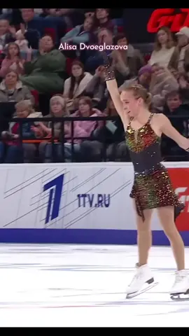 Alisa Dvoeglazova es una de las jóvenes figuras más prometedoras del patinaje artístico ruso. Nacida en 2009, se formó desde pequeña en Moscú y actualmente entrena en el prestigioso Sambo-70, bajo el equipo de Eteri Tutberidze, junto a Sergei Dudakov y Daniil Gleikhengauz. Su paso al grupo de élite fue muy comentado, y ella misma ha contado que al principio fue una experiencia intimidante, pero con el tiempo se adaptó y el equipo se volvió “como una familia” #figureskating #patinajeartistico #фигурноекатание #alisadvoeglasova #teamtutberidze  .