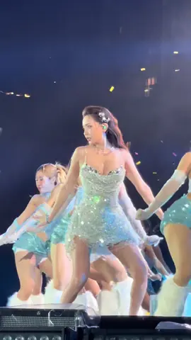 Lần đầu đc xem cổ diễn mà cổ đáng yêu xỉu cổ còn hát thêm 1 bài tặng fan trước khi đi lấy Ck nữa nữa 🤣#bichphuong #tiktok #gs25 