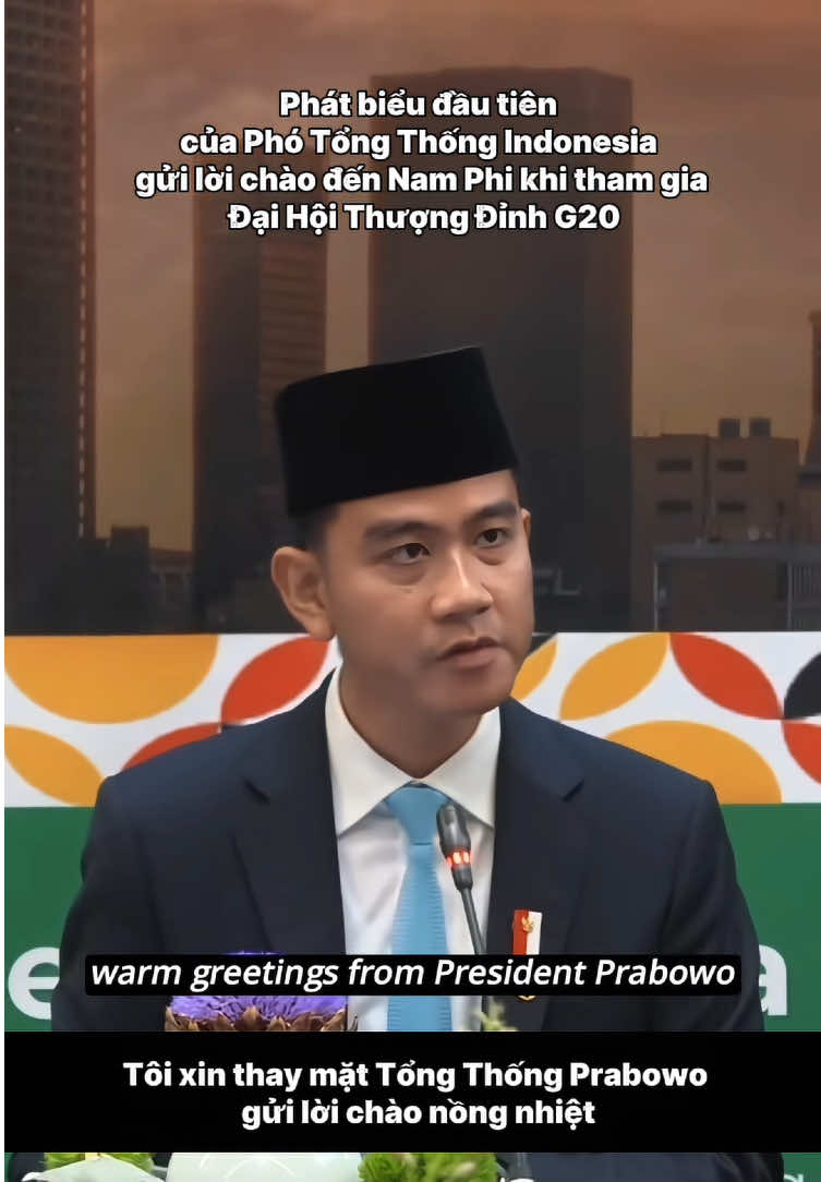Khi gửi lời chào đầu tiên trực tiếp bằng tiếng Anh, Ngài ấy đã nhắc đến Tổng Thống Prabowo đầu tiên! Đại diện cho Tổng Thống tham dự, ở bất kỳ cuộc trò chuyện nào luôn ưu tiên và nhắc đến Tổng Thống. Không chỉ làm tốt nhiệm vụ được giao, Ngài ấy luôn nhận thức được vị trí của bản thân. Luôn dành cho Tổng Thống sự tôn trọng cao nhất khi bước ra chính trường Quốc Tế.  Sau cuộc họp chính thức đã có rất nhiều cuộc trò chuyện riêng với các nước trực tiếp, giao tiếp bằng tiếng Anh và không hề có thông dịch đi cùng. Các vị lãnh đạo hay đại biểu khác lần đầu gặp mặt Ngài nhưng ai cũng vui vẻ, hào hứng! Có lúc tình huống cũng căng thẳng, nghiêm túc về việc chính trị Quốc gia nhưng thái độ ngoại giao đôi bên đều rất ôn hoà và lắng nghe đối phương.  #gibranrakabuming #gibran #indonesia🇮🇩 #xuhuong #viral  