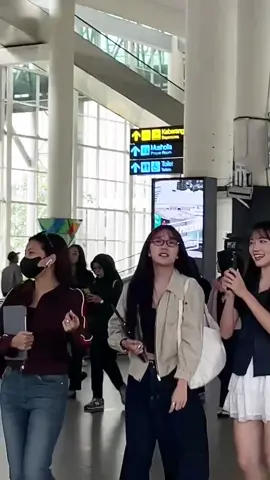 Anak cantikku @Grace Octaviani sudah sampai di bandara medan bareng @Matcha🍵 @shaniagracia sibuk sekali anda Carg dengan kamera..🤣🤣🤣 @GRACIELUV | #HopAndHope 🐰 @GRACIAS @MarshaOshi | Grow Together 🌱  #graciejkt48 #graceoktaviani #marshalenathea #shaniagracia 