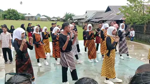 Goyang Tabo Bale oleh siswa siswa-siswi SMPN1MUT Dalam rangka perayaan Hari Guru. 