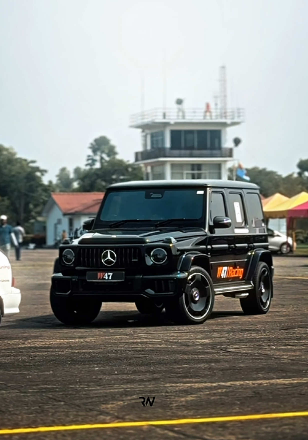Not mafia..just the aura 🗿 #gwagon #benz #dragrace #fypシ #viral @Vichara Udukumbura @senithdesilva_ @Sashee 
