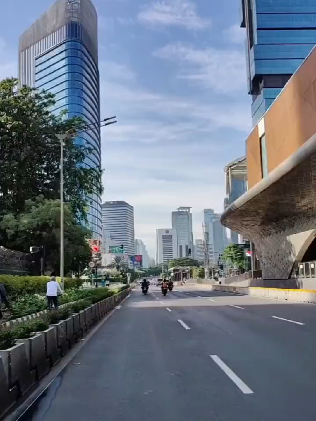 Tinggal kalian isi kata kata yang menarik , warna natural no saturasi 🙏😄 masih vibes bunderan HI.   dengan sedikit rewind 😄 dan lagunya terkini  #fyp #viral #trending #estetik #JalanJalan #tiktoktravel #jakarta #thamrin