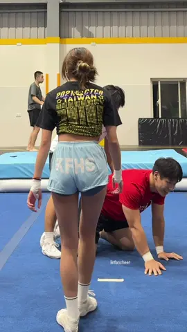 累得跟狗一樣的連三手倒立 Three back-to-back handstand holds — I’m tired like a dog #cheerleading #sport #cheersport #reels #訓練日常 
