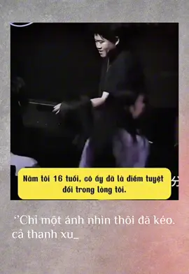 Năm 16 tuổi, cái tuổi đẹp đến mức chỉ một ánh mắt cũng đủ làm mình thay đổi cả cuộc đời. Và ở tuổi đó, cô ấy đã trở thành điều tuyệt đối trong lòng tôi – không cần lý do, không cần logic. Chỉ cần nhìn thấy cô ấy, cả thanh xuân của tôi như bị kéo về một hướng mà tôi chẳng thể cưỡng lại. Từ giây phút ấy, tôi không còn thuộc về chính mình nữa. Cô ấy vô tình giam cầm tuổi trẻ của tôi bằng một thứ dịu dàng mà tôi chẳng bao giờ thoát khỏi. Bằng nụ cười khiến tôi nhớ mãi, bằng sự lạnh lùng khiến tôi đau, bằng những khoảng lặng khiến tôi day dứt. Tôi trưởng thành, nhưng trái tim thì vẫn kẹt cứng ở tuổi 16 – ngây dại, cố chấp và chưa từng buông. Cô ấy đi xa rồi, nhưng ký ức thì vẫn ở lại, bám vào từng đêm khiến tôi không thở nổi. Thanh xuân của tôi trôi qua, nhưng hình bóng cô ấy thì chưa từng chịu già đi. Và đến tận bây giờ… tôi vẫn chưa tìm được cách tự giải thoát cho chính mình.     #tamtrang #noibuon #caunoihay #toiTired #xuhuong 