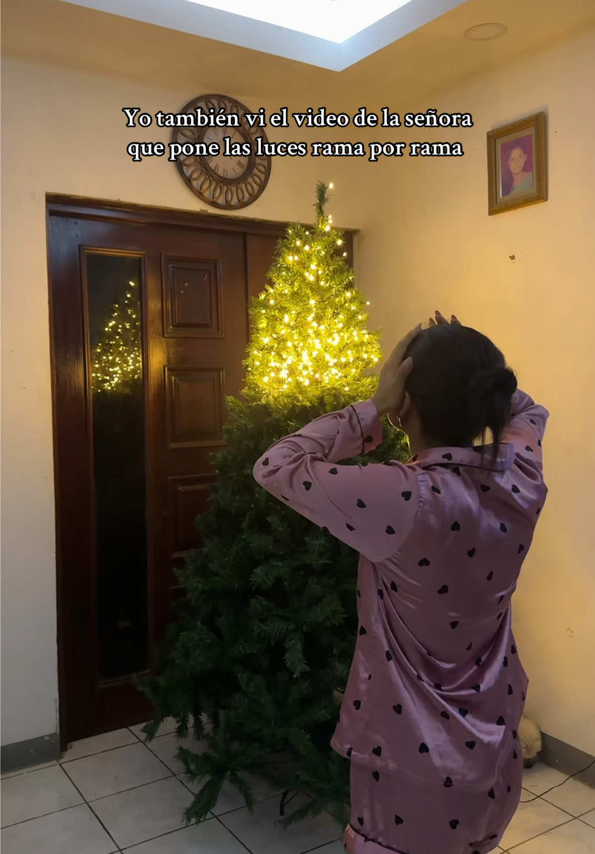 Decorando el Árbol de Navidad 🎄#luces #arboldenavidad #comediatiktok #paratii #decoracionnavideña 