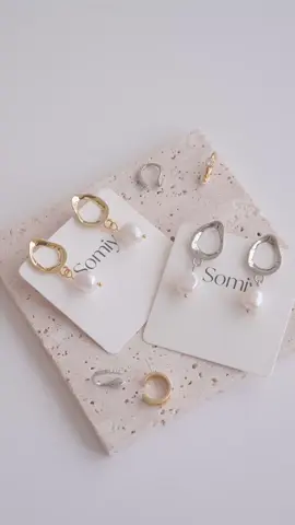 Soft gold, no piercings needed ✨ Clip them on, forget they’re there, let them catch the light for you all day. Perfect for: • Sensitive ears • No-piercing girls • Dress-up days & everyday outfits Tap to shop the full clip-on collection 🤍 #cliponearrings #nopiercingneeded #sensitiveears #earringslover #goldjewelry #minimaljewelry #somiy #somiyjewelry