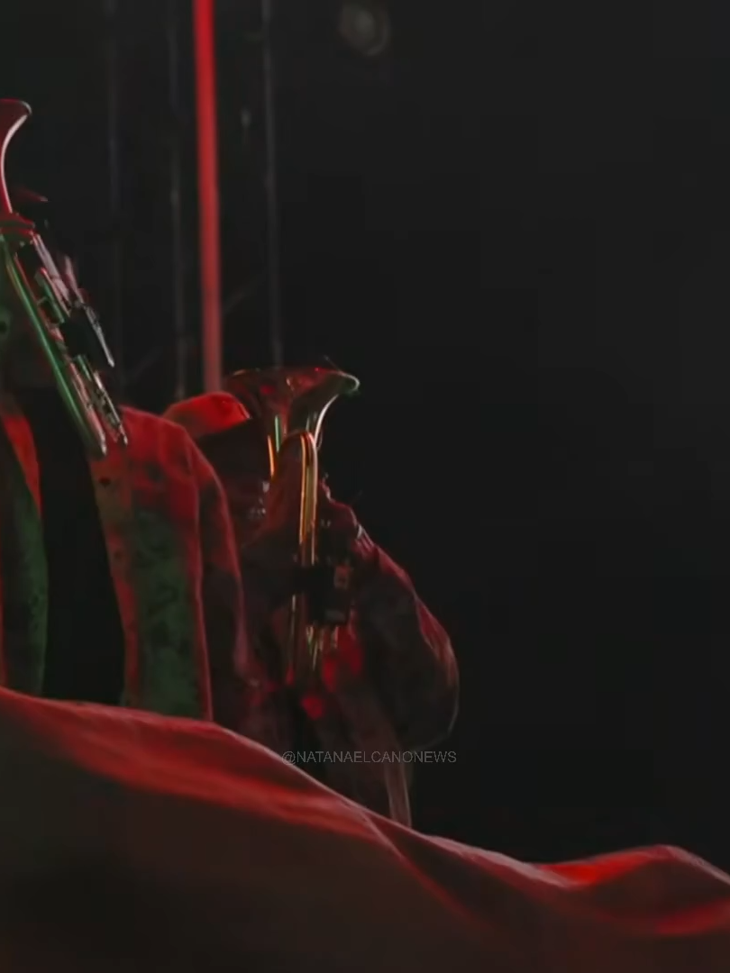 Natanael Cano cantando 