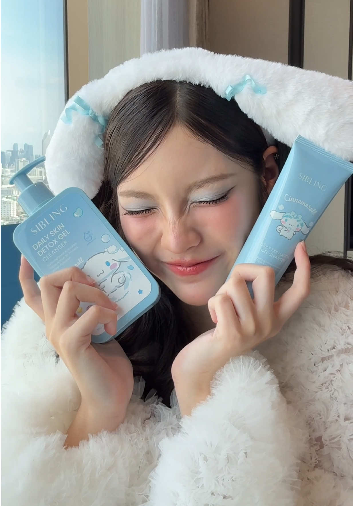 กรี้ดน้องพั้นรักแมว @พั้นรักแมว 💭🩵 Unbox Sibling x Cinnamoroll น่ารักขนาดนี้ ไม่กดไหวหรอออ น้องพั้นมีแล้วทุกคนมียาง🫸🏼🩵 25 พย 19:00 ราคาดีแถมถุงสุดคิวท์สำหรับเจลใหญ่ น่ารักไปหมดเยยย 🙇🏻‍♀️👀 100 ml 369.- 300 ml 899.- ได้ถุงสุดคิวท์ถึง 3 ลาย(แบบสุ่มน้า)  🩵🩷 น่ารักจนใจเจ็บขนาดนี้ ใครรอกดบ้าง รายงานตัวหน่อยยย🙇🏻‍♀️💭 #SIBLINGxCinnamonroll #Sanrio #เจลล้างหน้าซิบบลิ้ง #พั้นรักแมว #cinnamonroll 