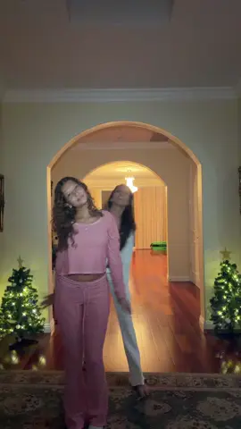 Twinnn @Polina Marian @hollister 