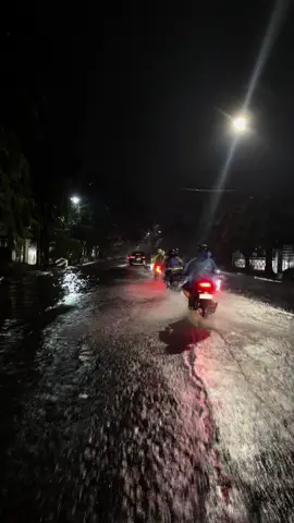 Suroboyo after rain = Banjer . . #surabaya #fyp 