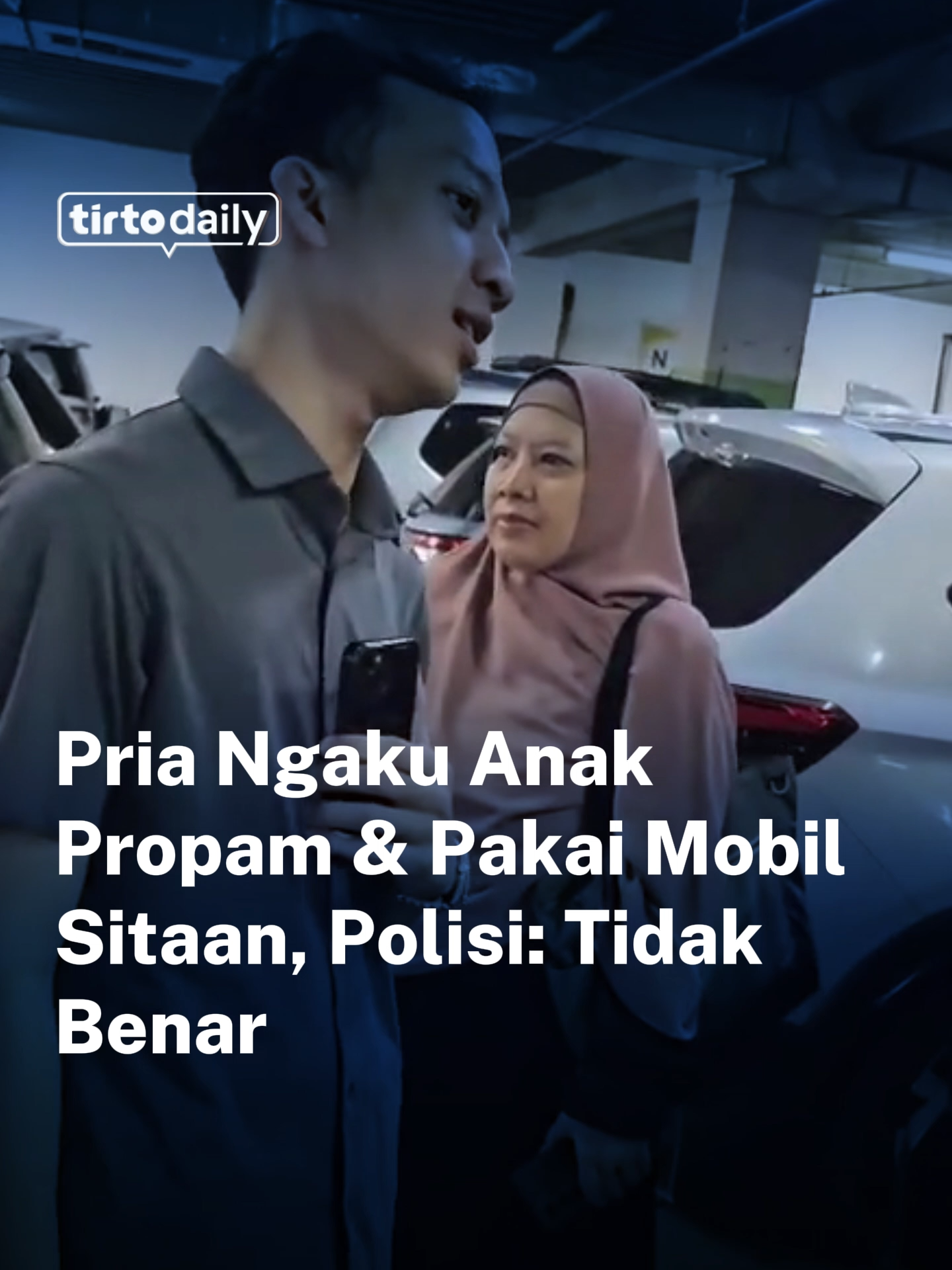 Sebuah video memperlihatkan seorang pria berinisial MAF yang mengaku memakai barang bukti mobil sitaan untuk bepergian ke mal di kawasan bogor, Minggu (23/11/2025). “Ini BB, BB polsek, ada surat BB-nya, surat pinjamnya, dipinjam oleh bapak saya. Bapak saya Propam di Polda Metro,” katanya. Pria tersebut juga mengklaim bahwa dirinya merupakan anak dari anggota Bid Propam Polda Metro Jaya, hingga video itu kemudian ramai di media sosial.  Menanggapi hal tersebut, Kabid Humas Polda Metro Jaya, Kombes Budi Hermanto, menegaskan bahwa informasi dalam video itu tidak benar.  “Yang pertama adalah tidak benar bahwa saudara MAF ataupun orang tuanya sebagai anggota propam Polda Metro Jaya” ucapnya. “Yang kedua, kami juga akan meluruskan 1 unit kendaraan tersebut adalah hasil takeover kredit jadi bukan merupakan barang bukti dalam proses hukum di Polda Metro Jaya” tegasnya. Atas kejadian tersebut MAF mengakui kesalahannya dan meminta maaf kepada Institusi Polri karena sudah mencemarkan nama baik Polri. “Saya terpaksa melakukan hal tersebut karena saya mendapat tekanan dan intimidasi dari debt kolektor lalu yang terakhir saya ingin meminta maaf kepada institusi Polri karena sudah mencemarkan nama baik Polri” tuturnya. Ia juga mengatakan, bahwa ia terpaksa mengklaim sebagai anak Propam karena merasa diintimidasi oleh debt collector yang mencegatnya di area parkir. Penulis/video Editor: Hasna Resq N Produser: Indana Zulfa #TirtoDaily #Propam #PoldaMetroJaya #Kepolisian #Polisi #Mobil #Kendaraan #DebtCollector