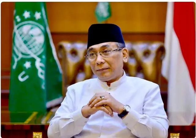 Dalam rumah besar Nahdlatul Ulama, sejarah selalu bergerak seperti air: mengalir, membawa hikmah dan luka, menyimpan kisah yang kerap lebih rumit daripada penilaian manusia.  Di dalam arus itu, nama KH Miftahul Akhyar berdiri sebagai Rais Aam dengan kharisma kesederhanaan dan wibawa keulamaan.  Akan tetapi, sebagaimana manusia yang dikaruniai rasa, kehendak, dan jejak perjalanan panjang, beliau juga memikul sejarah yang oleh sebagian kalangan dianggap kontroversial dalam dinamika kepemimpinan organisasi. Tahun 2000, cerita tentang pergantian drastis di PCNU Surabaya mulai menorehkan babak baru. Delapan tahun kemudian, 2008, gelombang perubahan di PWNU Jawa Timur kembali menyeruak saat kepemimpinan lama digantikan. Tahun 2023, badai itu datang lagi ketika PWNU Jawa Timur mengalami pergantian struktural yang mengundang tanya di berbagai kalangan.  Kini, pada 2025, sebagian pihak memandang ada potensi babak lanjutan dari konsistensi pola yang sama: tekanan moral kepada KH Yahya Cholil Staquf, ketua umum PBNU, untuk digeser sebelum waktunya. Namun perlu ditegaskan: sejarah tidak pernah tunggal. Semua peristiwa memiliki ruang tafsir, konteks, dan motif yang tak selalu terlihat di permukaan. Para ulama besar tidak pernah bebas dari kritik, tetapi mereka juga tidak layak diposisikan sebagai karikatur ambisi belaka.  Di balik setiap keputusan, ada keyakinan, ada rasa tanggung jawab, ada tafsir terhadap maslahat. Dan dalam wilayah itulah, manusia diuji. Meski begitu, di tengah riuh rendah tafsir politik internal, kita tetap berhak mengingatkan diri: kekuasaan bukan hanya tentang kemampuan mengambil alih, tetapi juga tentang kapasitas menahan diri. Di titik ini, pesan para pendiri NU kembali menegakkan cahayanya. Kita semua mengingat nasihat yang terus diulang dari generasi ke generasi: “Kita terlihat baik karena aib kita ditutup oleh Allah SWT. Mengapa kita harus membukanya sendiri?” Petuah itu bukan sekadar kalimat, melainkan pagar moral bagi siapa pun yang memegang amanah organisasi sebesar NU. Dalam muqaddimah Qanun Asasi, Hadratussyaikh Hasyim Asy’ari mengingatkan: “NU itu memperbaiki dan menyantuni.” Bukan menyingkirkan, bukan meruntuhkan, bukan mematahkan. Gus Dur pun pernah menjelaskan fondasi NU: fiqih. Karena itu, para Rais Syuriyah dari masa ke masa adalah ahli fiqih. Mereka yang memelihara keseimbangan antara hukum dan rahmat. Ada nama Hadlrotus Syaikh Hasyim Asy’ari, Mbah Bisri Syansuri, Mbah Wahab Chasbullah, Mbah Ali Maksum, Mbah Ahmad Shiddiq, hingga Mbah Sahal Mahfudz dan Kiai Ma’ruf Amin.  Mereka menjaga NU spt menjaga cahaya: bukan dengan menguasai api, ttp dengan memastikan lilin tidak padam. Maka sungguh ironis bila dlm tradisi sebesar ini, muncul langkah-langkah yg terkesan tergesa, apalagi bila dipandang “tidak konstitusional”, sebagaimana kekhawatiran yang kini muncul terkait sikap Rais Aam yang disebut-sebut dipengaruhi oleh dorongan Sekjen PBNU. Namun renungan ini bukan untuk menghakimi, melainkan untuk mengingatkan bahwa jabatan di NU tidak pernah diperuntukkan bagi perebutan kursi, melainkan perjuangan menyelamatkan martabat umat. Kekuasaan memang menggoda. Tetapi NU berdiri bukan karena kemenangan politik, melainkan karena keteguhan akhlak. Jika benar ada niat melengserkan, jika benar ada penafsiran yang menyimpang dari ruh konstitusi, maka itu bukan hanya persoalan organisasi, tetapi persoalan batin: apakah kita masih setia pada pesan para pendiri? Di hadapan sejarah, semua tokoh, bahkan ulama, akan diuji. Namun kemuliaan seseorang tidak diukur dari apakah ia pernah salah, melainkan dari apakah ia mampu kembali kepada adab. Dan NU, dengan segala cahaya warisan para masyayikh, selalu memanggil kita pulang ke satu prinsip: memperbaiki, bukan merusak; mengayomi, bukan menyingkirkan; menuntun, bukan menekan. Semoga semua pihak, baik Rais Aam, Ketum PBNU, para pengurus, maupun jamaah, dianugerahi kejernihan hati agar NU tetap menjadi rumah besar yang sejuk, bukan gelanggang perebutan kekuasaan. Insya Allah. #nu #pbnu #@yahyacholilstaquf_ 