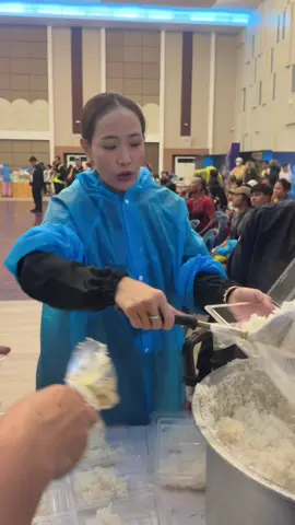 ลงพื้นที่ช่วยเหลือพี่น้องชาวหาดใหญ่เป็นวันที่ 2 🤝💙 ยังคงเดินหน้ามอบถุงยังชีพ พูดคุยให้กำลังใจ และติดตามสถานการณ์อุทกภัยอย่างใกล้ชิด ขอให้ทุกท่านปลอดภัย และขอเป็นกำลังใจให้ชาวหาดใหญ่ทุกคนสามารถผ่านพ้นวิกฤตครั้งนี้ไปด้วยกันค่ะ 💙🌧️🙏 #น้ำท่วม #หาดใหญ่ #จ๊ะจ๋าธนนนท์ 