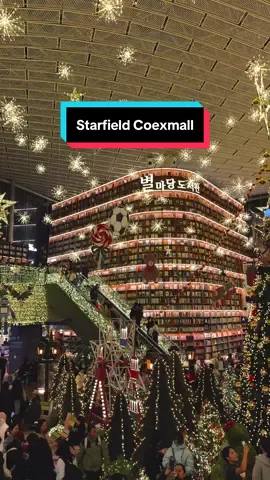 Một điểm check in đầy sắc màu ở Coex Mall. Năm nay thư viện được trang trí đẹp mắt lấp lánh ánh sao. Chỉ 1 tháng nữa là Giáng Sinh rồi. Check in ngay thôi. 📸 #dulichhanquoc #diemchupanhgiangsinhoseoul #seoultravel #xuhuong 