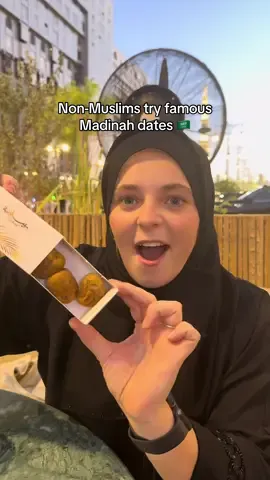 Non-Muslims try famous Madinah dates #madinah #saudiarabia🇸🇦 #saudi #visitsaudi #saudifood 