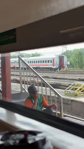 bapa maaf saya videoin, semoga lelahnya bapa hari ini jadi ladang pahala untuk bapa. buat temen temen yang naik kereta jangan lupa pakai jasa porter yaa. mungkin ga seberapa bagi kita, tapi berdampak besar bagi orang lain🥺🥰 #jasaporter #keretaapiindonesia 