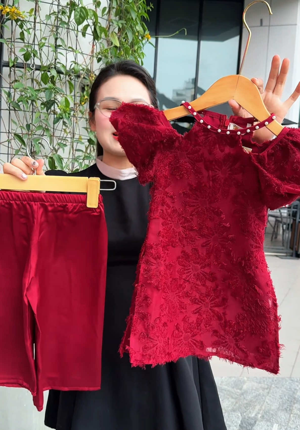 Áo dài cách tân điệu đà cho con gái. #aodaichobe #thoitrangtreem #huyennikids 