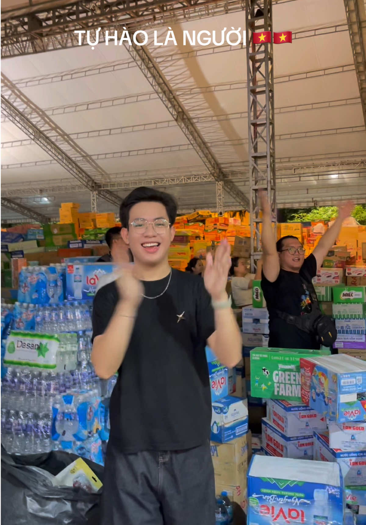 Dù trời đã muộn nhưng tất cả mọi người điều rất đoàn kết năng lượng. Tất cả là vì đồng bào ruột thịt. Tự hào là người Việt Nam 🇻🇳🔥#mientrungcolen #tuhaovietnam #nhavanhoathanhnien #nguoitihon1m85 #tinhnguyenvien 