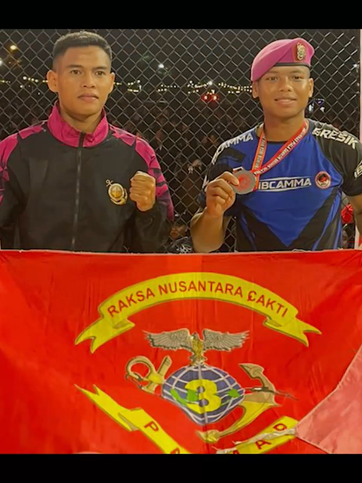 Langkah Mantap Petarung Marinir, Pasmar 3 Raih Perak di Kejurnas IBCA MMA 2025 TNI AL, Dispen Kormar Sorong. Prestasi membanggakan kembali ditorehkan prajurit petarung Pasmar 3 pada ajang Kejuaraan Nasional Indonesia Bela Diri Campuran Amatir (IBCA) MMA 2025 yang digelar di Mako Brimob Polri Kelapa Dua, Depok, Jawa Barat, Jumat (21/11/2025). Atlet MMA Pasmar 3, Serda Mar Didy Aryadinata dari Satuan Menbanpur 3 Marinir, sukses menunjukkan performa terbaiknya sejak fase penyisihan hingga babak final. Pada partai puncak, Serda Mar Didy tampil agresif dan penuh determinasi melawan atlet asal Jawa Timur, Simson Wandik. Meski memberikan perlawanan sengit, laga berakhir dengan kekalahan TKO sehingga Serda Mar Didy keluar sebagai Juara II dan berhak meraih medali perak pada kategori Senior kelas 70.3 kg. Kejuaraan yang digelar oleh IBCA MMA dalam rangka memperebutkan Piala Dankor Brimob Polri ini diikuti oleh 516 atlet dari 20 provinsi se-Indonesia. Pertandingan berlangsung ketat selama empat hari, mulai tanggal 18 hingga 21 November 2025, dengan melibatkan berbagai kelas dan tingkat kemampuan atlet MMA nasional. Ditempat terpisah, Komandan Pasmar 3, Mayjen TNI (Mar) Andi Rahmat M., menyampaikan rasa bangga dan apresiasi atas pencapaian tersebut. “Prestasi ini menjadi bukti bahwa prajurit Pasmar 3 tidak hanya unggul dalam tugas pokok, tetapi juga mampu bersaing dikancah olahraga bela diri nasional. Terus berlatih, tetap rendah hati, dan jadikan prestasi ini motivasi untuk meraih hasil yang lebih baik ke depan,” ungkapnya. Keberhasilan ini diharapkan dapat menjadi pemicu semangat bagi prajurit Pasmar 3 lainnya untuk terus mengembangkan kemampuan, menjaga sportivitas, serta mengharumkan nama Korps Marinir TNI Angkatan Laut diberbagai ajang kompetisi.