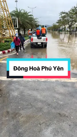 Đông Hoà Phú Yên sáng ngày 22 dùng cano vào sâu tiếp cận người dân