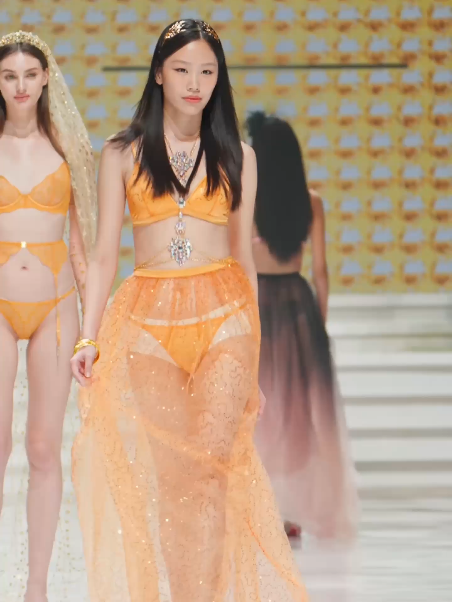 532#4K #catwalkmodel #fashion #beautifulgirl #models #Runway #modelswalk #underwear #内衣 #走秀 #runwaymodels #란제리 #下着ショ #ランジェリーショー