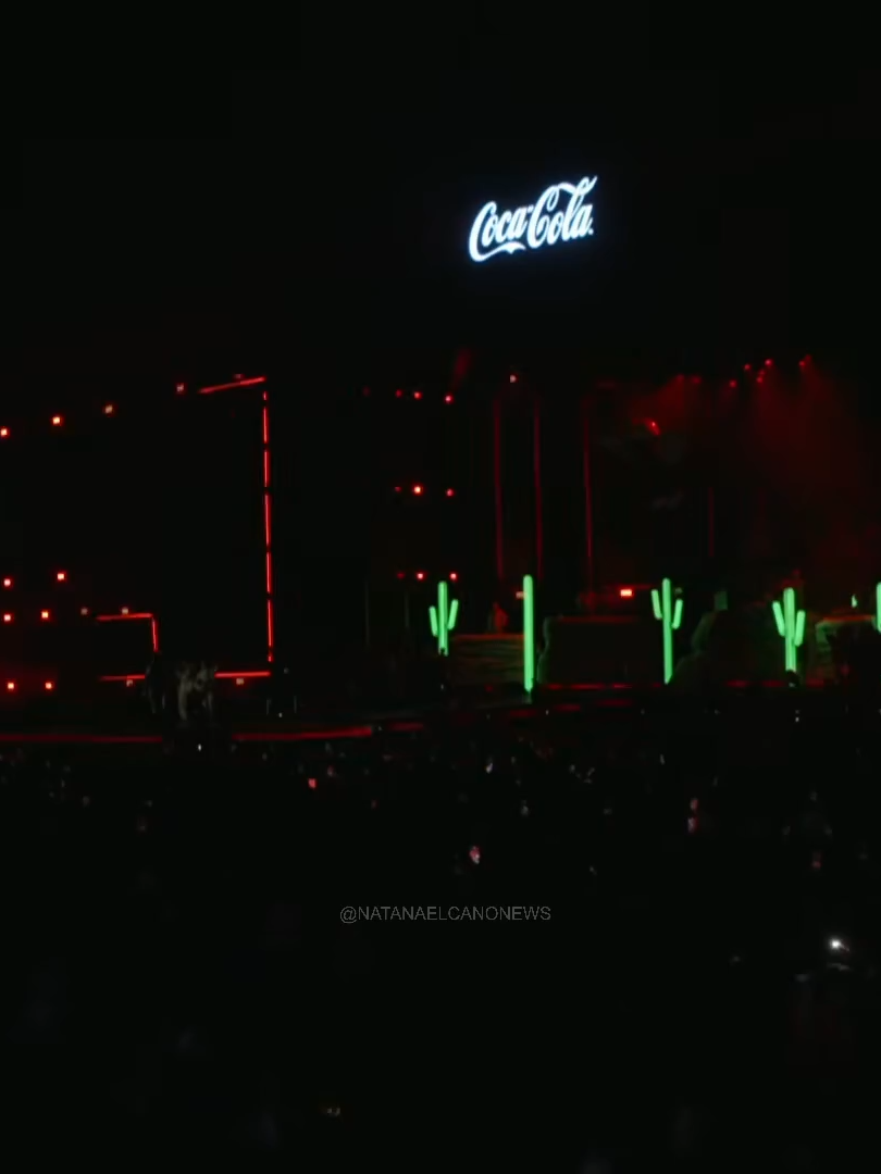 Natanael Cano junto a Gabito Ballesteros cantando 