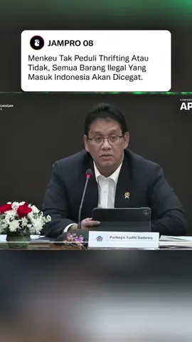 Menteri Keuangan, Purbaya Yudhi Sadewa, menegaskan bahwa fokus utama pemerintah adalah membersihkan Indonesia dari semua barang ilegal yang masuk, dan ia menyatakan ketidakpeduliannya terhadap istilah bisnis thrifting. Beliau memperjelas bahwa perdagangan barang bekas sudah dilarang dan merupakan barang ilegal. Ia menolak adanya hubungan antara pembayaran pajak dengan legalitas barang; jika barang tersebut ilegal, ia akan tetap ilegal, terlepas dari apakah ada pajak yang dibayarkan atau tidak.  Menanggapi adanya impor tekstil ilegal dari Tiongkok yang jumlahnya disebutkan lebih banyak daripada thrifting, Purbaya mengatakan akan melakukan pecegatan dan pemeriksaan lebih teliti di pelabuhan. Ia tegaskan akan melakukan investigasi lebih dalam untuk mengungkap dan menindak siapa pun importir yang menyelundupkan barang ilegal tersebut, memastikan bahwa ke depannya praktik ilegal semacam ini tidak akan bisa lolos lagi. #purbaya #menkeu #prabowo #thrifting #impor 
