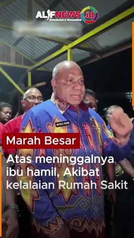 Ibu Hamil Tewas Akibat Diduga Lalai RS, Gubernur Papua Meledak Marah: “Nyawa Jangan Dipermainkan!” Gubernur Papua, Mathius Fakhiri, meluapkan kemarahan keras setelah insiden tragis yang menimpa Irene Sokoy, ibu hamil yang meninggal bersama bayinya akibat diduga kelalaian pelayanan di beberapa rumah sakit di Kabupaten dan Kota Jayapura. Dalam pernyataan resminya, Fakhiri menyampaikan permintaan maaf mendalam kepada keluarga korban dan masyarakat Papua. Ia menyebut peristiwa ini sebagai tamparan keras bagi pemerintah daerah dan menegaskan akan mengambil langkah tegas. Gubernur mengancam akan memberikan sanksi hingga pencopotan jabatan bagi petugas maupun manajemen rumah sakit yang terbukti melakukan pembiaran atau tidak memberikan pelayanan layak. “Saya sangat marah. Jika terbukti ada kelalaian, saya tidak segan mencopot siapapun yang bertanggung jawab. Nyawa masyarakat tidak boleh dipermainkan,” tegasnya. Kasus yang menimpa warga Kampung Hobong, Distrik Sentani ini kini menjadi titik balik bagi Pemprov Papua. Fakhiri memastikan akan melakukan evaluasi total terhadap seluruh direktur rumah sakit guna memastikan standar pelayanan kesehatan terpenuhi dan tragedi serupa tidak terulang. #IreneSokoy #GubernurPapua #MathiusFakhiri #LayananKesehatan #Jayapura     