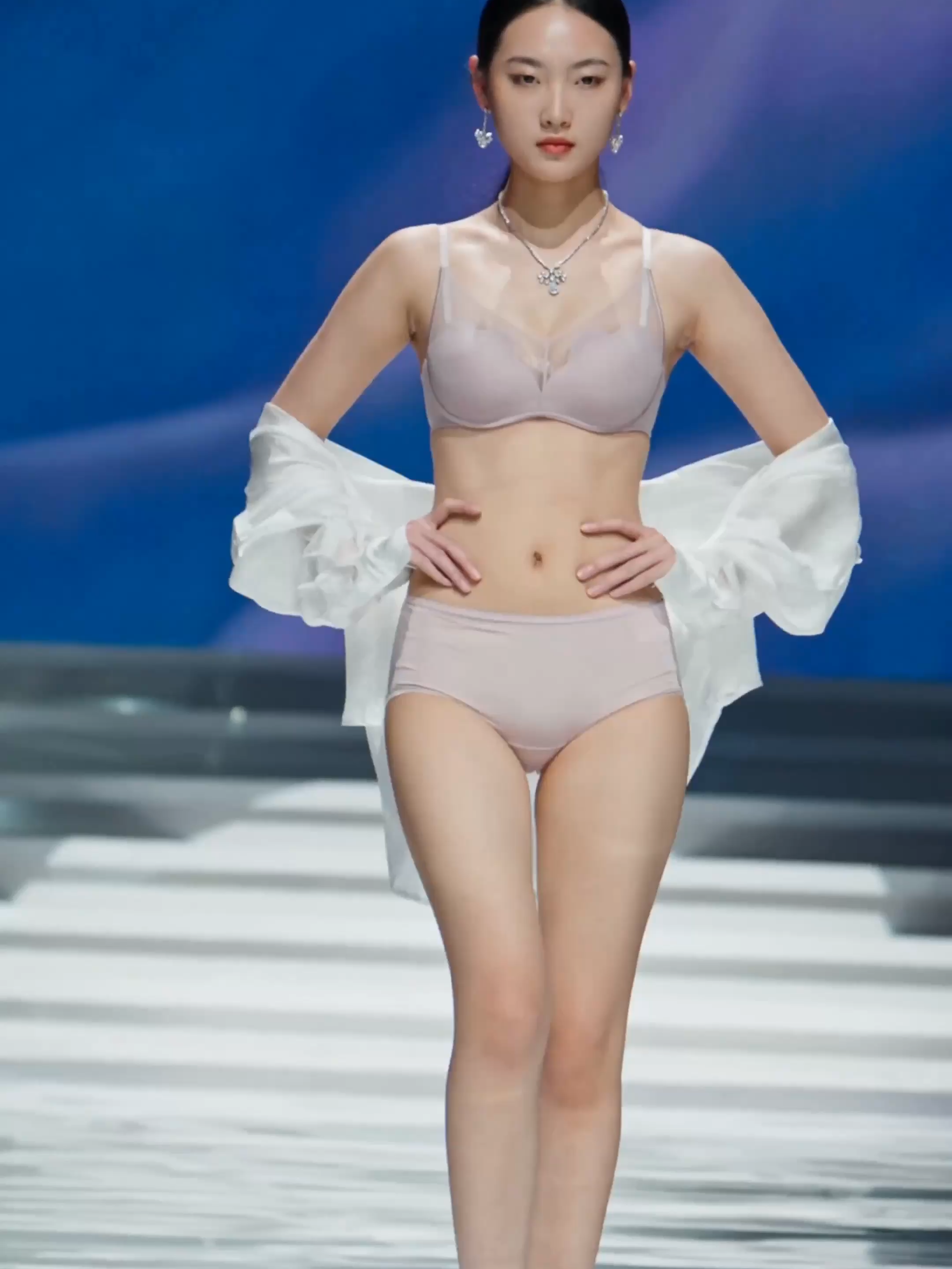 542#4K #catwalkmodel #fashion #beautifulgirl #models #Runway #modelswalk #underwear #内衣 #走秀 #runwaymodels #란제리 #下着ショ #ランジェリーショー