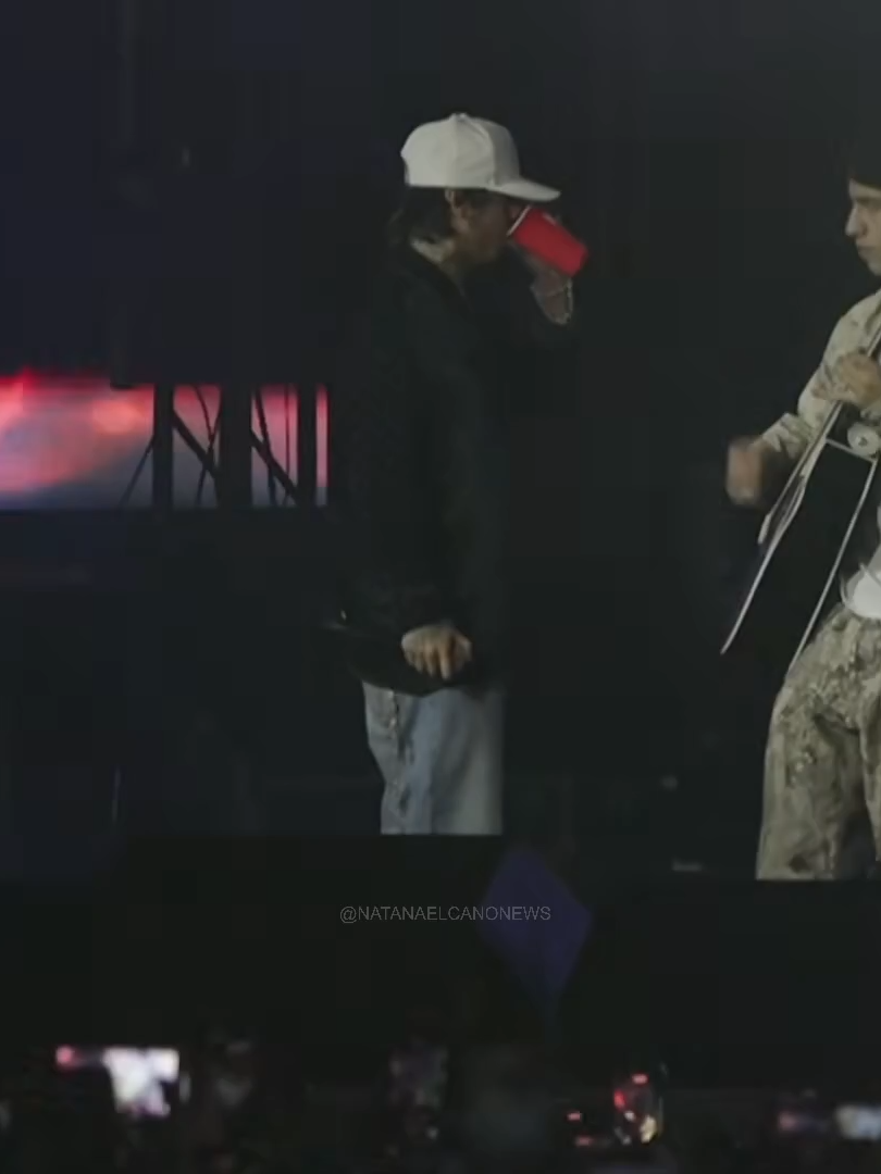 Natanael Cano junto a Gabito Ballesteros cantando 