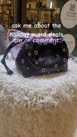 Let the Holiday shopping begin. Only at Tory Burch Ourlet #blackfridaydeals #toryburch #shoes #crossbodybag #fancybag 