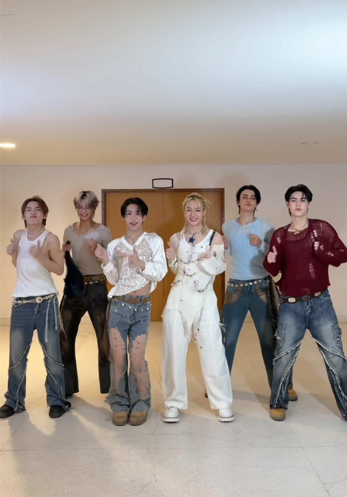 “นุนิว” @NuNew ชวนน้อง ๆ วง “DICE” @DICE มาเจ็บนิด…นิด ที่งาน BEACH BOYS CONCERT 2025 🤩 #NuNew #DICE_SONRAY #BEACHBOYS2025xNuNew  #BEACHBOYS2025xDICE #DMDMUSIC