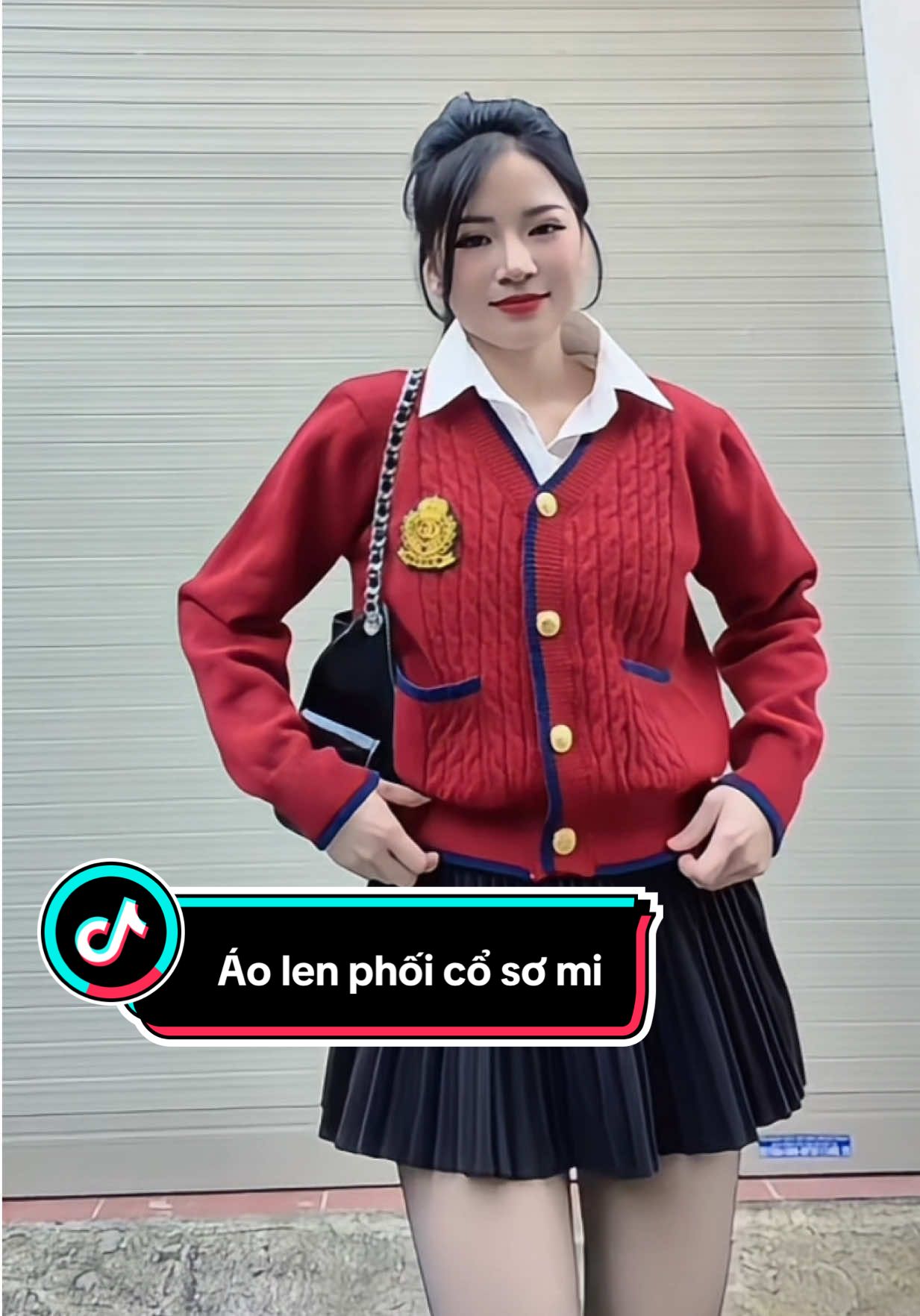 Nếu bạn muốn tìm một chiếc áo mặc vào là xinh ngay, tiện phối mà vẫn thanh lịch thì áo len phối cổ sơ mi thật sự là lựa chọn đáng thử mùa này! ❄️✨ #vanhayphanvan #xuhuongtiktok #xuhuong #thoitrangnu #aolenphoicosomi 