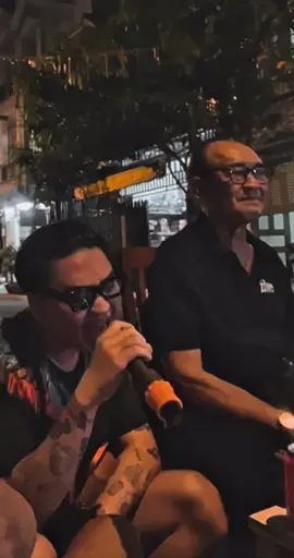 👨🏻 BA : Con hát lại cho ba nghe bài mà lúc 2 cha con còn diễn tấu hài ở mấy tụ điểm con hay hát.  👦🏻 CON : Dạ , Ba .  1 chiều muộn chở ba vài vòng, được ngồi cùng và hát cho ba nghe. Con biết thời gian không còn nhiều, còn mấy khi được hát cho cha mẹ nghe đâu. Ngày nào còn được nhìn thấy ba vui cười ngày đó con biết mình còn may mắn 🙏🏼😊  #duyphuong #duyphuoc #huyenthoai #legend 