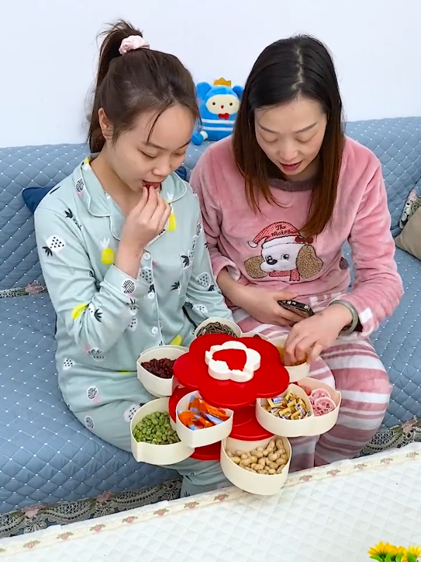 Khay Đựng Mứt Tết 2 Tầng Xoay 360° – thiết kế sang trọng, chia ngăn tiện lợi, xoay mượt, đựng mứt kẹo hạt Tết 2026 đẹp mắt trang trí bàn tiếp khách.#KhayMutTet#KhayXoay360#DecorTet2026#HopDungMut#SongAnhDecor