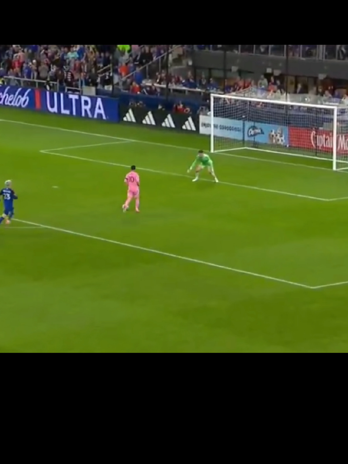 ميسي يضيع اسهل فرصة بالعالم قبل قليل 😳😳😂🔥 #ميسي  #الارجنتين  #كريستيانو_رونالدو  #منتخب_العراق  #creatorsearchinsight 