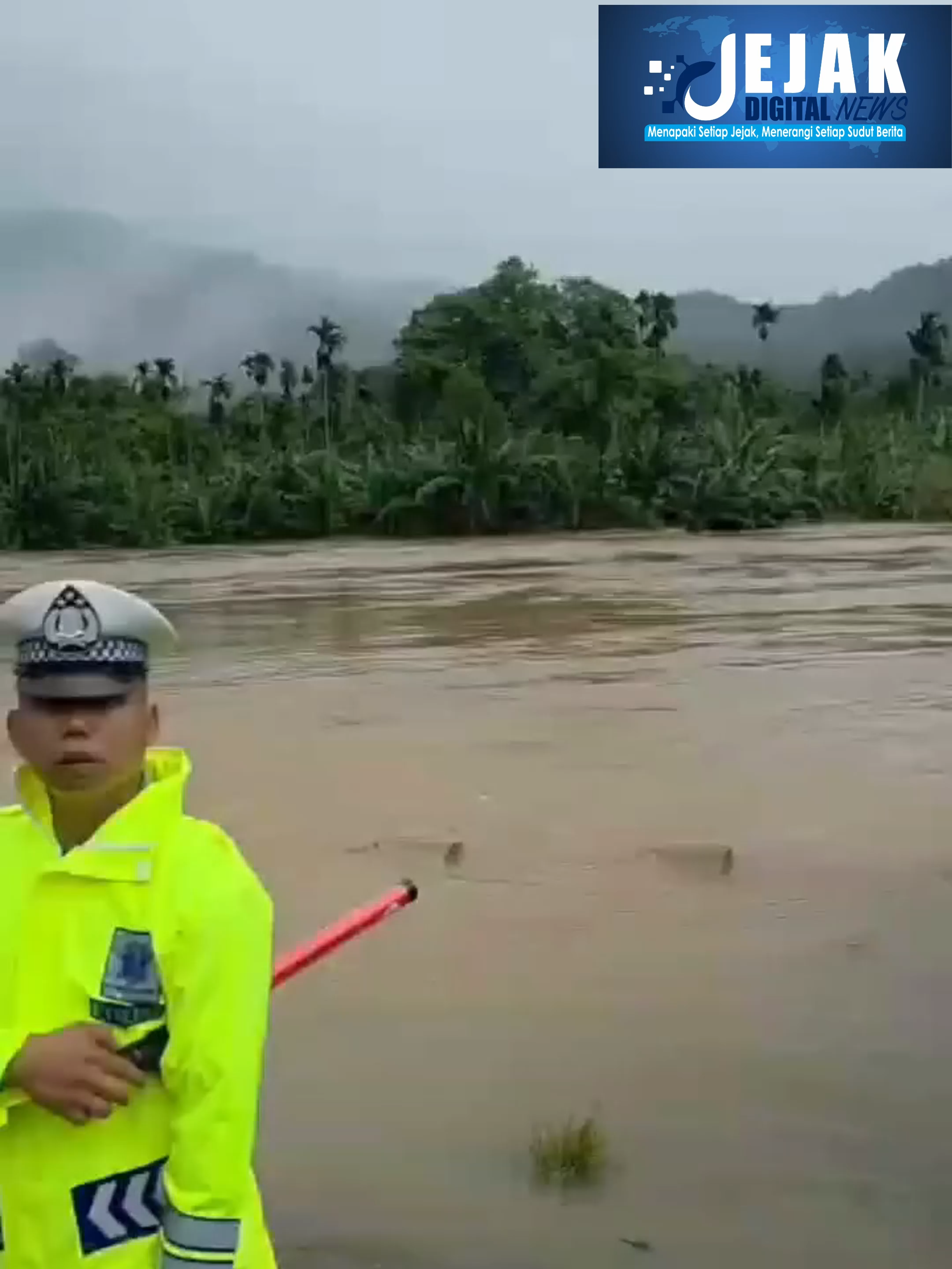 𝐁𝐚𝐧𝐣𝐢𝐫 𝐁𝐞𝐬𝐚𝐫 𝐑𝐞𝐧𝐝𝐚𝐦 𝐍𝐚𝐠𝐚𝐫𝐢 𝐃𝐮𝐤𝐮, 𝐀𝐤𝐬𝐞𝐬 𝐏𝐚𝐝𝐚𝐧𝐠–𝐏𝐚𝐢𝐧𝐚𝐧 𝐓𝐞𝐫𝐩𝐮𝐭𝐮𝐬 𝐓𝐨𝐭𝐚𝐥 PESISIR SELATAN – Banjir besar melanda Nagari Duku, Kecamatan Koto XI Tarusan, Kabupaten Pesisir Selatan, pada Senin subuh (24/11/2025) sekitar pukul 04.30 WIB setelah hujan deras mengguyur kawasan tersebut sejak tengah malam. Luapan air dari Sungai Batang Tarusan yang tidak mampu menampung debit hujan membuat banjir meluap ke jalan umum dan pemukiman warga. Kapolsek Koto XI Tarusan, IPTU Irfan Chandra, SH, bersama sejumlah personel langsung turun ke lokasi untuk melakukan pengecekan dan penanganan awal. Debit air meningkat tajam akibat tingginya curah hujan dan meluapnya Sungai Batang Tarusan. Ketinggian air dilaporkan mencapai 100–150 cm, merendam rumah warga dan fasilitas umum di dua kampung terdampak: Kampung Jongah, Nagari Duku Utara. Kampung Duku, Nagari Duku. Warga di sejumlah titik sempat melakukan evakuasi mandiri untuk menghindari kemungkinan arus air semakin naik. Beruntung, tidak ada laporan korban jiwa maupun kerugian ternak. Sementara itu, akses jalan Padang–Painan masih terputus total. Genangan air setinggi pinggang orang dewasa membuat jalur utama tersebut tidak bisa dilewati kendaraan. Pihak kepolisian melakukan langkah cepat di lapangan, di antaranya: Melakukan pemantauan kondisi banjir dan memberikan imbauan kepada warga untuk tetap waspada. Berkoordinasi dengan TRC Tarusan, pemerintahan nagari, dan tokoh masyarakat untuk mengantisipasi banjir susulan. Petugas juga membantu mengarahkan warga dan kendaraan agar menjauhi zona terdampak banjir. Situasi sejauh ini dinyatakan aman dan terkendali, namun aparat masih bersiaga untuk mencegah potensi bahaya lanjutan. Banjir dengan ketinggian lebih dari satu meter masih menggenangi ruas jalan di kawasan Jongah, Duku Utara. Arus lalu lintas Padang–Painan terputus, dan pengguna jalan diminta tidak memaksakan melintas. Petugas di lapangan mengarahkan pengendara untuk menggunakan jalur alternatif melalui kawasan wisata Mandeh. Pengendara juga diimbau untuk berhati-hati melewati beberapa titik rawan banjir yang tersebar di sepanjang rute alternatif tersebut. Imbauan untuk Masyarakat Hindari wilayah banjir dan prioritaskan keselamatan. Ikuti arahan petugas dan tunggu informasi resmi selanjutnya. Tetap waspada terhadap potensi banjir susulan mengingat curah hujan masih tinggi. #BanjirTarusan #Tarusan #PesisirSelatan #TarusanTerkini #NagariDuku #DukuUtara #KotoXITarusan #PadangPainan #LongsorSumbar #BanjirSumbar #BanjirHariIni #SumbarTerkini #InfoSumbar #BeritaSumbar #SumbarUpdate #BreakingNewsSumbar #BanjirBesar #Banjir2025 #CuacaEkstrem #HujanDeras #SiagaBencana #WaspadaBencana #InfoBencana #PrayForTarusan #PrayForPessel #StaySafeSumbar #Viral #ViralNews #BeritaViral #Trending #FYP #ForYou #FYPIndonesia #Fypシ #Fypdong #ViralTerkini #ViralHariIni #SumbarViral #PesselTerkini #PesselInfo #InfoPessel #KabarPessel #Painan #KawasanMandeh #LintasSumatra #JalurPadangPainan #ArusLalin #UpdateLalin #Banjirofi #KondisiTerkini#AuditDanaDesa #newsindonesia #PencurianSaatHujan #ViralIndonesia