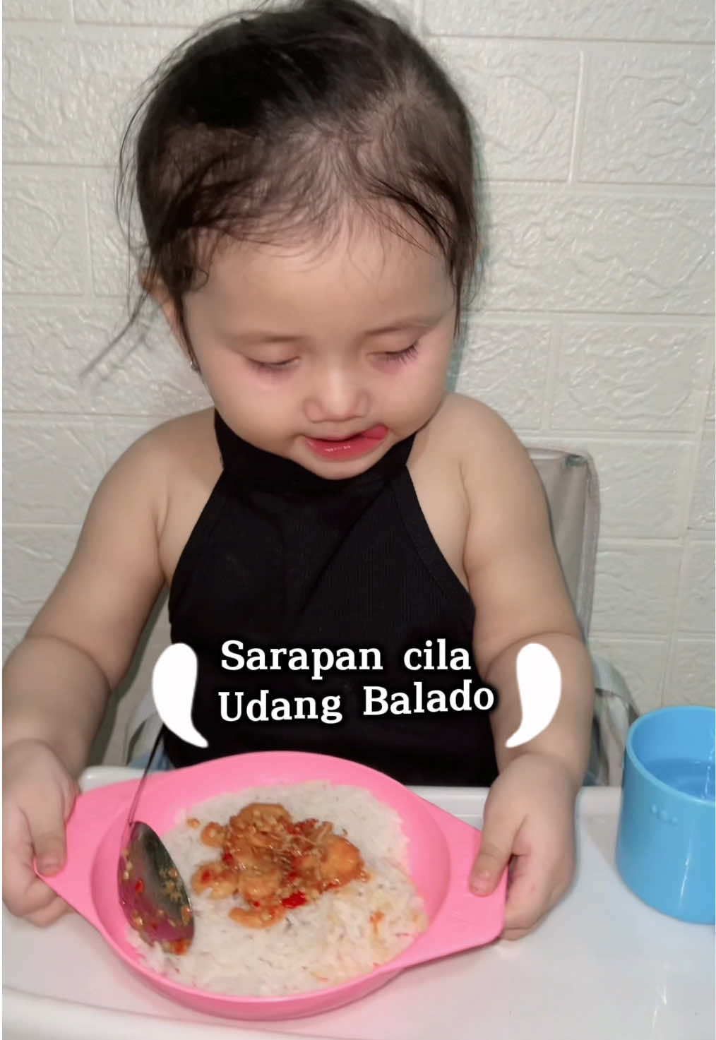 MasyaAllah kalo makan slalu lahap🥰 dari umur 7 bulan slalu setia sama vitamin minyak ikan salmon emng sebagus itu buat pertumbuhan anak & nafsu makan anak🤍 #cillamakan #babycilla #vitaminanakbpom #vitaminanakminyakikan #ofishoilikansalmon 