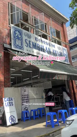 Pantesan tempat ini selalu didatengin turis kalo ke Bandung, ternyata emang worth the hype sih!🤩 Btw, aku nginep di SANS Hotel Alexander, ini lokasinya strategis banget, deket tempat viral, dan ke stasiun Bandung juga cuma 10 menitan aja🤗 Biar lebih hemat & berkeSANS Booking via RedDoorz App! Dan jangan lupa pakai kode promo [YUKNGINEP] 😍❤️ SANS Hotel Alexander 📍Jl. Pasir Kaliki, Bandung #redtravelers #berkeSANS #hotelbandung #staycationbandung #kulinerbandung 