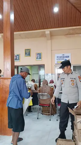 BKTM Desa Banaran Kec. Kauman Kab. Tulungagung Aipda Suryono laksanakan giat membantu pengambilan Bansos (Bapang) Bantuan Pangan dari pemerintah berupa minyak goreng 1 l iter perorang 4 Liter dan beras 2 Karung 1 karung @ 10 Kg sejumlah 235 penerima  masyarakat desa Banaran