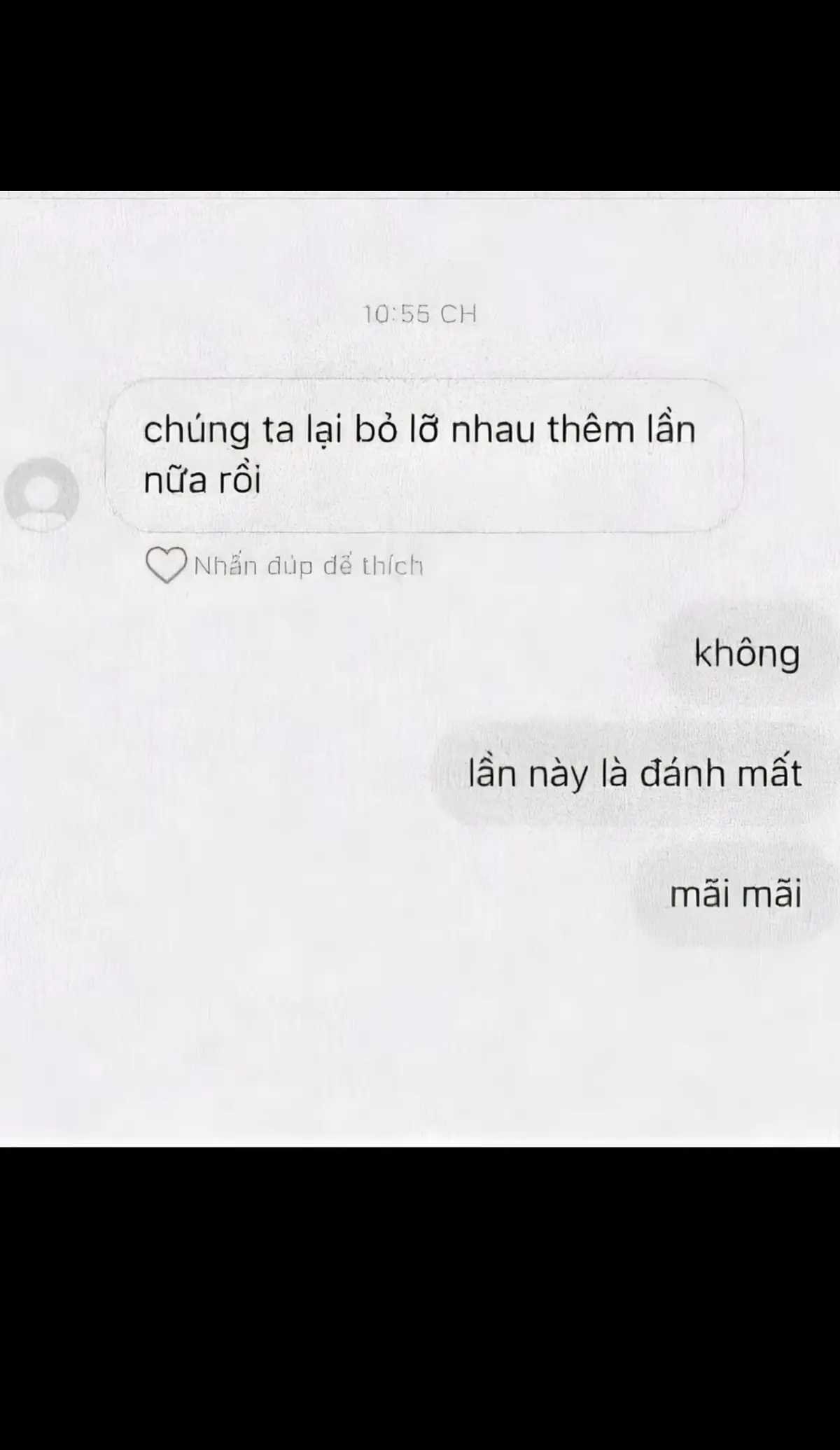 Chúng ta đã từng là tất cả của nhau, từng là tin nhắn đầu tiên vào buổi sáng, là cuộc gọi cuối cùng trước khi chìm vào giấc ngủ. Những ngày tháng đó, anh là thói quen của em, và em là cả thế giới nhỏ bé của anh. Chúng ta đã từng hứa hẹn, từng vẽ ra viễn cảnh tương lai có nhau, từng nghĩ chẳng có gì có thể chia cắt được tình yêu này. Thế nhưng, tình yêu, dù đẹp đến mấy, cũng không chống lại được hiện thực. Có lẽ chúng ta đã gặp nhau vào một thời điểm chưa đúng. Hoặc cũng có thế, chúng ta yêu chưa đủ trưởng thành để gìn giữ nhau giữa những lần giận hờn, những hiểu lầm không tên, và khoảng cách vô hình cứ ngày một lớn dần. Chúng ta dần thay đổi, dần xa lạ ngay trong chính mối quan hệ từng rất thân quen. Những cuộc trò chuyện thưa dần, những lần im lặng nhiều hơn là quan tâm. Rồi một ngày, không ai nói lời chia tay, nhưng cả hai đều hiếu, đã đến lúc phải dừng lại. Có những cuộc tình kết thúc không phải vì hết yêu, mà vì không còn đủ sức để ở lại. Không oán trách, không hối hận, chỉ còn những hoài niệm nhắc rằng đã từng có một người khiến tim mình rung động đến thế. Và rồi, sau tất cả những yêu thương từng cháy bỏng, sau bao lần vun vén và cả những lần lặng lẽ rơi nước mắt vì nhau. Cuối cùng, mình trả nhau về vị trí ban đầu vốn có em là em, anh là anh, hai kẻ xa lạ từng đi qua cuộc đời nhau với tư cách là một mối tình dang dở.🥺 #xhhhhhhhhhhhhhhhhhhhhhhh #tamtrang #story #vairal #tinhyeu 