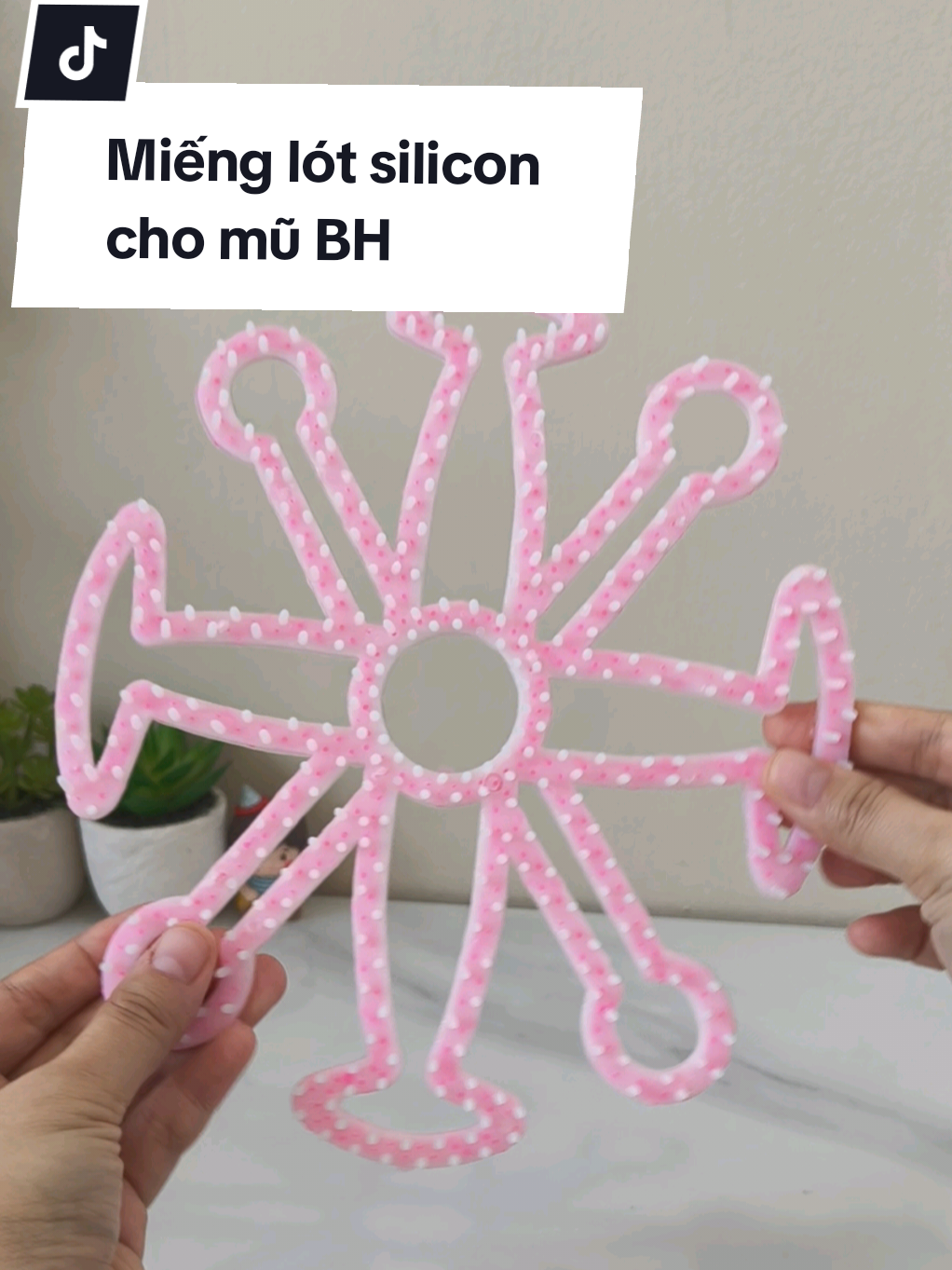 Từ nay có miếng lót mũ bảo hiểm silicon này rồi mình khỏi lo bí nóng đầu hay xẹp bết tóc, mũ lỏng mũ rộng cũng bye luôn vì em nó giúp ôm đầu chắc chắn hơn nha. #lotmusilicon #lotmubaohiem #phukienxemay #mubaohiem #lotmu 