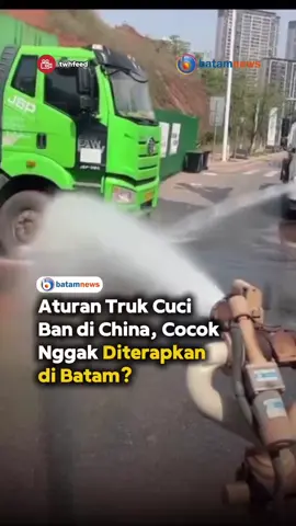 Di China, truk diwajibkan mencuci ban sebelum keluar dari area proyek atau kawasan industri untuk mencegah jalanan kotor dan berdebu. Aturan ini dinilai efektif menjaga kebersihan kota sekaligus meningkatkan keselamatan berkendara. Melihat kondisi Batam yang juga memiliki banyak proyek konstruksi dan kendaraan berat, warga menilai aturan serupa layak diterapkan. Selain mengurangi cipratan lumpur ke jalan raya, kebijakan ini diyakini dapat membuat lingkungan lebih tertata. #batam #china 