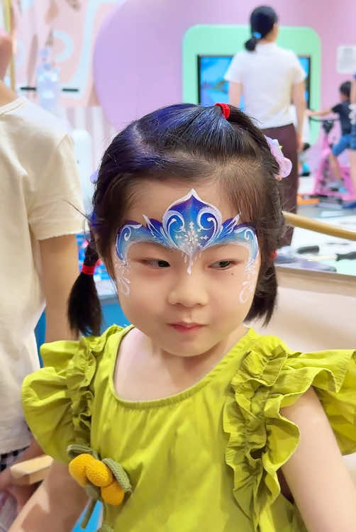 Bring Elsa to life with magical face painting! ❄️✨ Icy blues, sparkling details, and a touch of snow — every child will feel like a real princess! Learn step by step and create your own Elsa look! 👇 #ElsaFacePainting #KidsFacePainting #PrincessMagic #FaceArt #Ankabella